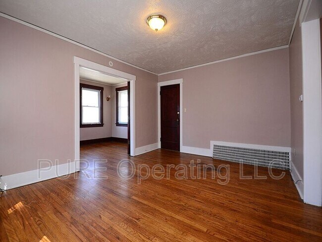 Building Photo - 557 S 35th Ave