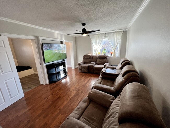 Building Photo - 600 Park St W