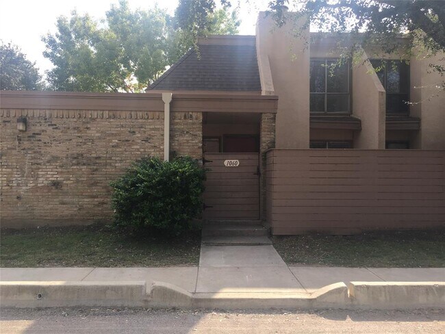 Foto del edificio - 3045 Park Ln