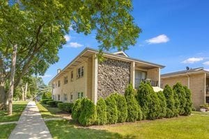 Building Photo - 1245 N La Grange Rd