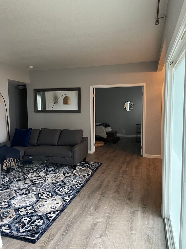 Building Photo - Renovated 2 Bedroom Condo -  Furnished