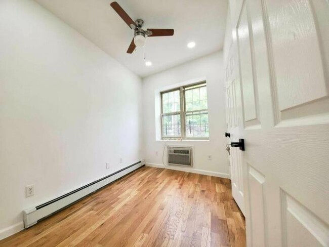 Foto del edificio - 3 bedroom in Bronx NY 10471