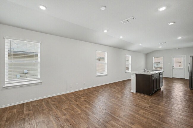 Foto del edificio - Beautiful Home in The Links at River Bend | Golf Course Community Living