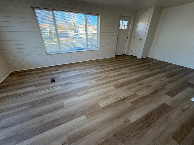 Building Photo - 8401 Peakview Dr