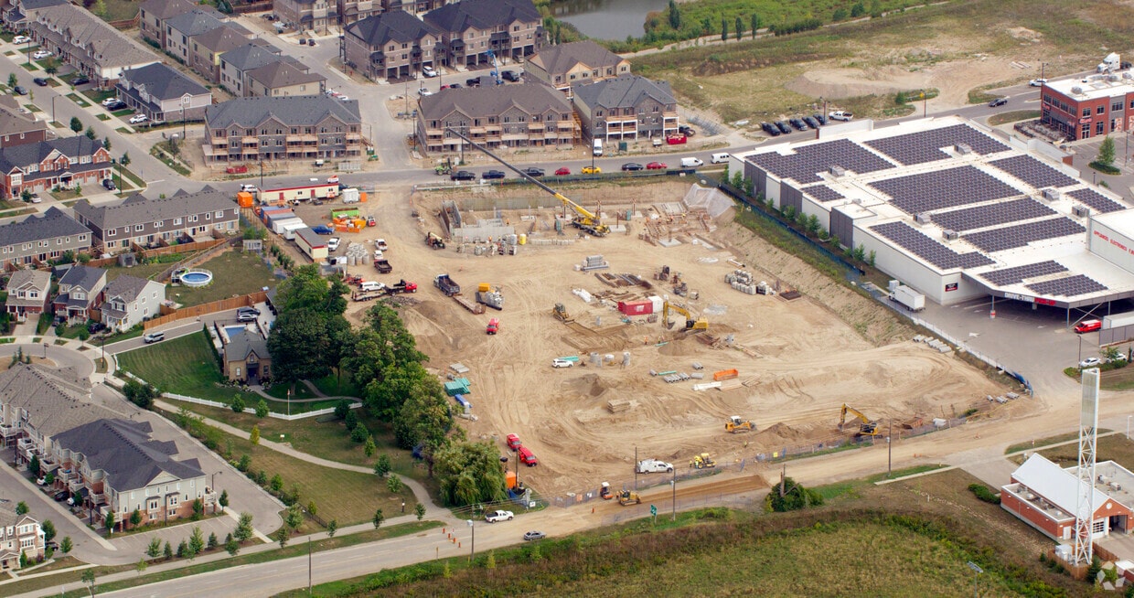 Building Photo - Lumina