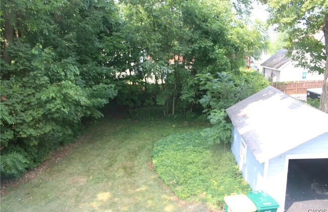 Foto del edificio - 104 Lynhurst Ave