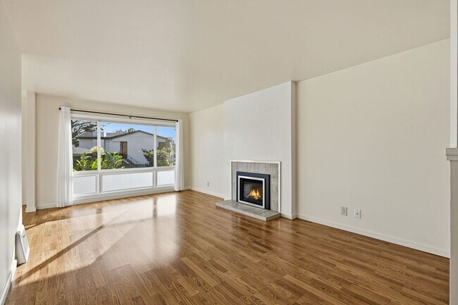 Foto del edificio - Spacious Three Bedroom Home in Forest Knol...