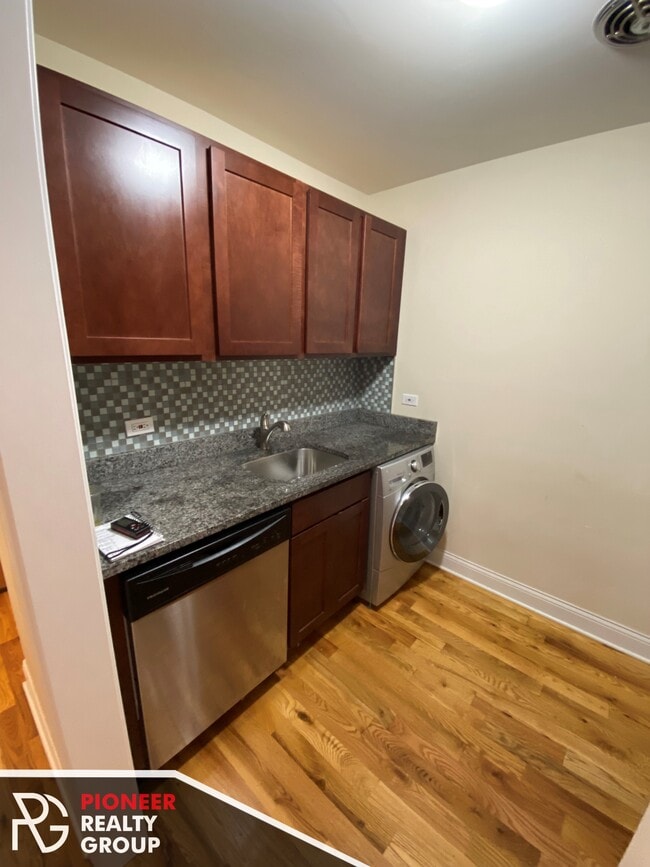 Building Photo - 557 W Arlington Pl