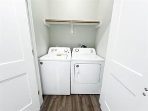 Building Photo - 144 W 5th St