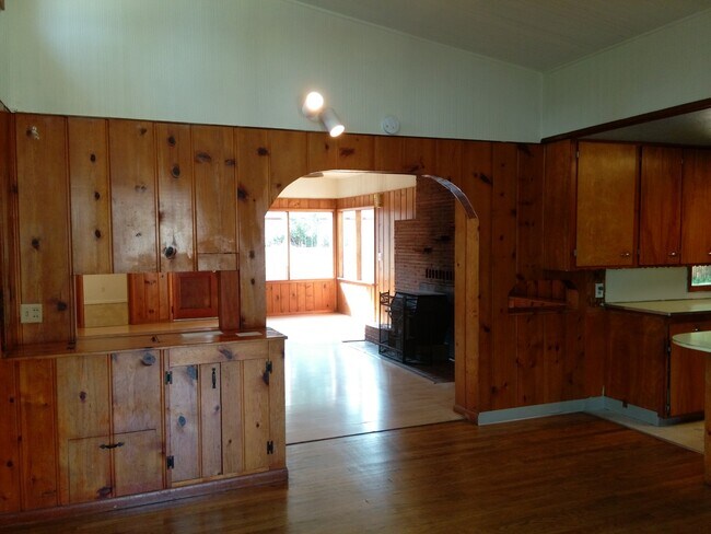 Building Photo - (597) 1700 NW Kings - 4 Bedroom / 2 Bath H...