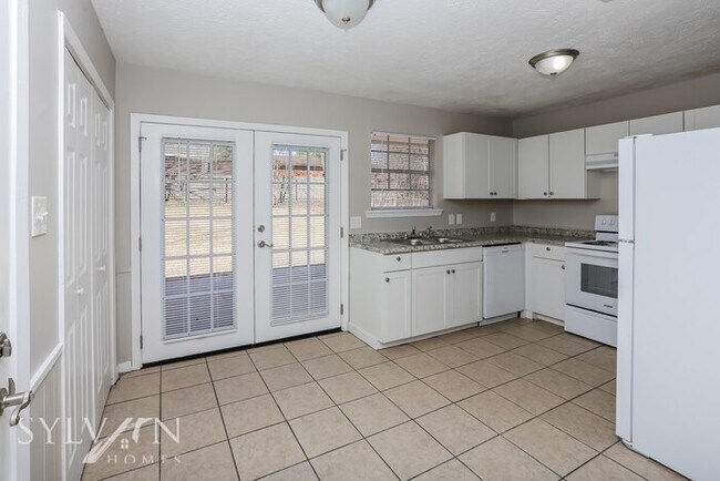 Foto del edificio - Enjoy one-level living in this 3 bedroom, ...