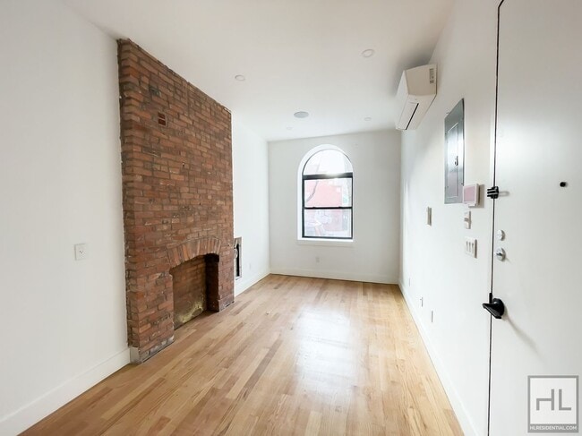 Building Photo - Amazing 4-Bed 3-Bath East Village Apartmen...