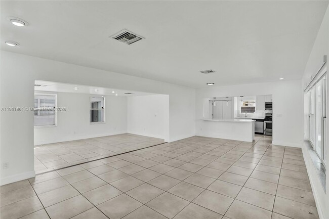 Foto del edificio - 5750 NW 111th St
