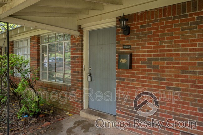 Foto del edificio - 3592 N Wareingwood Dr