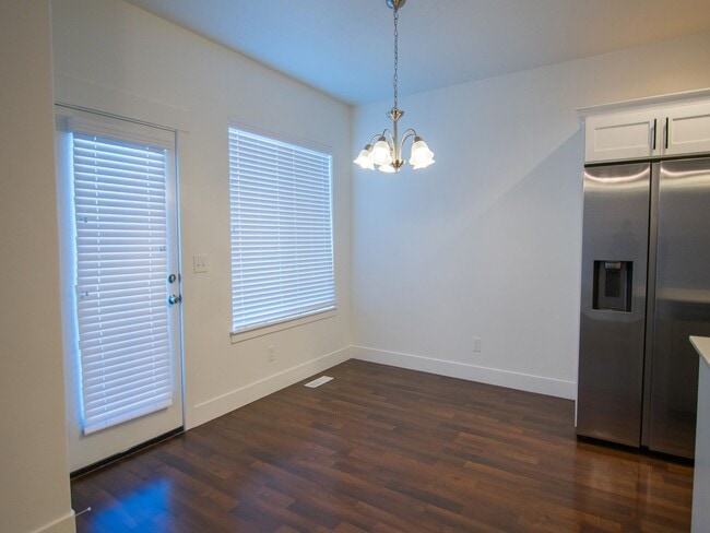 Foto del edificio - Beautiful 2-Story Premier Townhome w/Attached 2-Car Garage and Unfinished Basement in Herriman