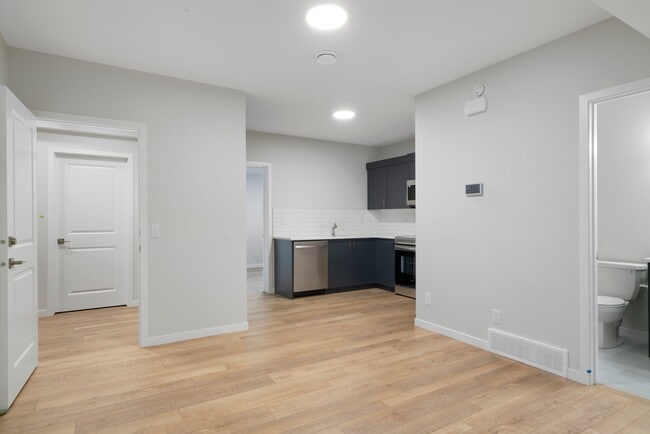 Building Photo - 31 Royston Way NW