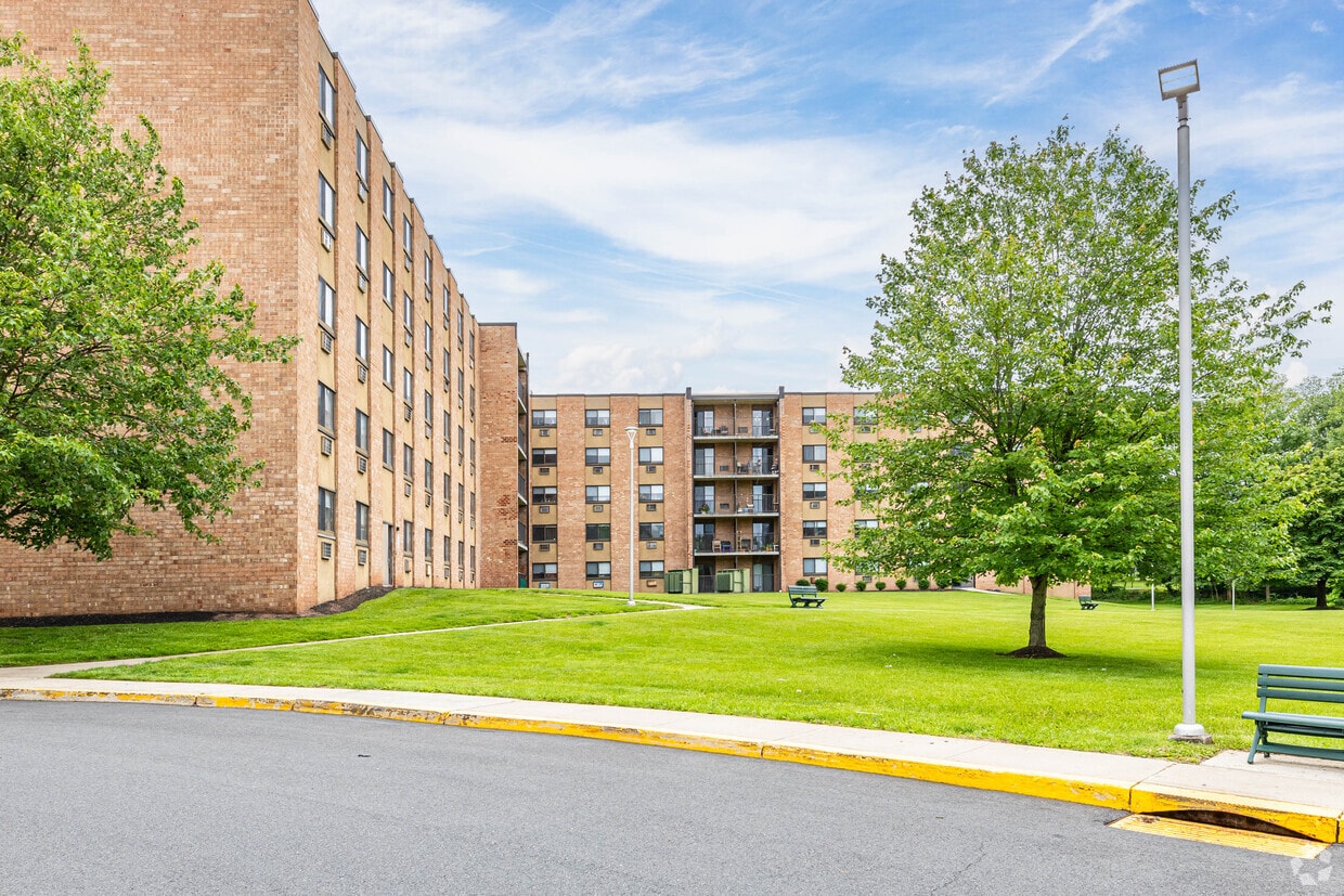 Building Photo - Menlo Manor