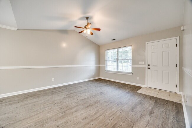 Foto del edificio - "Charming 2-Bed, 2-Bath Retreat in Fort Mill - 1,100 Sq Ft of Comfort!"