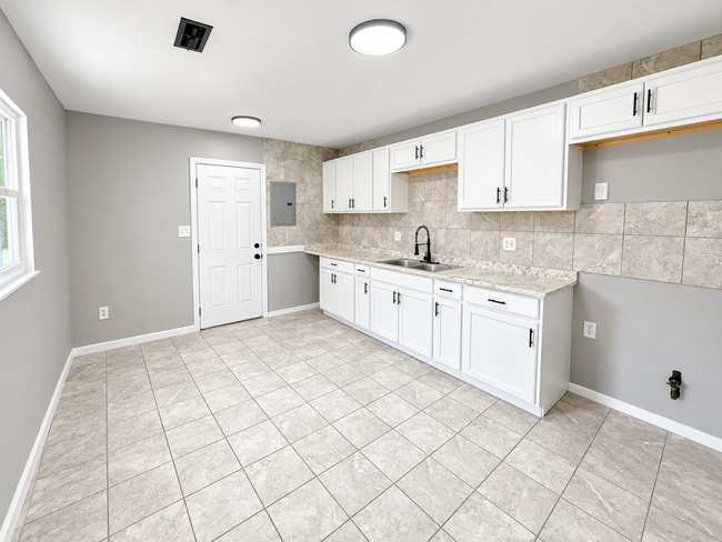 Building Photo - 3116 Houston Dr