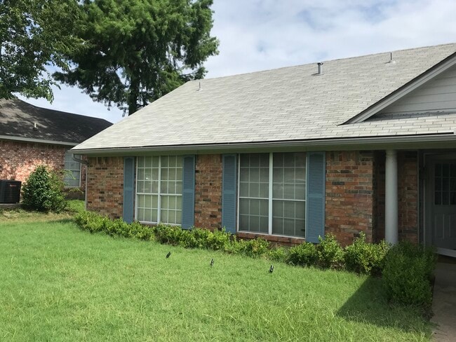 Foto del edificio - 1417 Quail Crest Dr