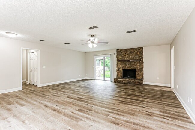 Building Photo - 2553 Sandlewood Cir