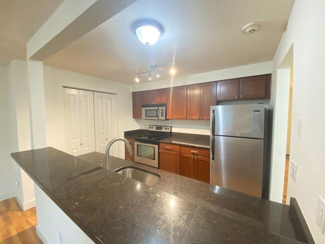 Foto del edificio - Fantastic location for this spacious 2 lev...