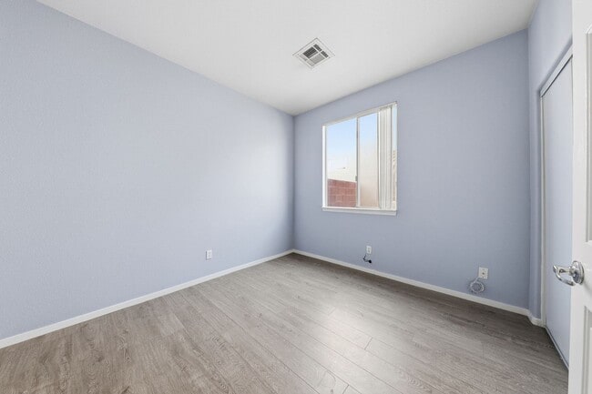 Foto del edificio - Beautiful Single-Story Home on an Oversized Corner Lot in Silverado Ranch — No HOA!