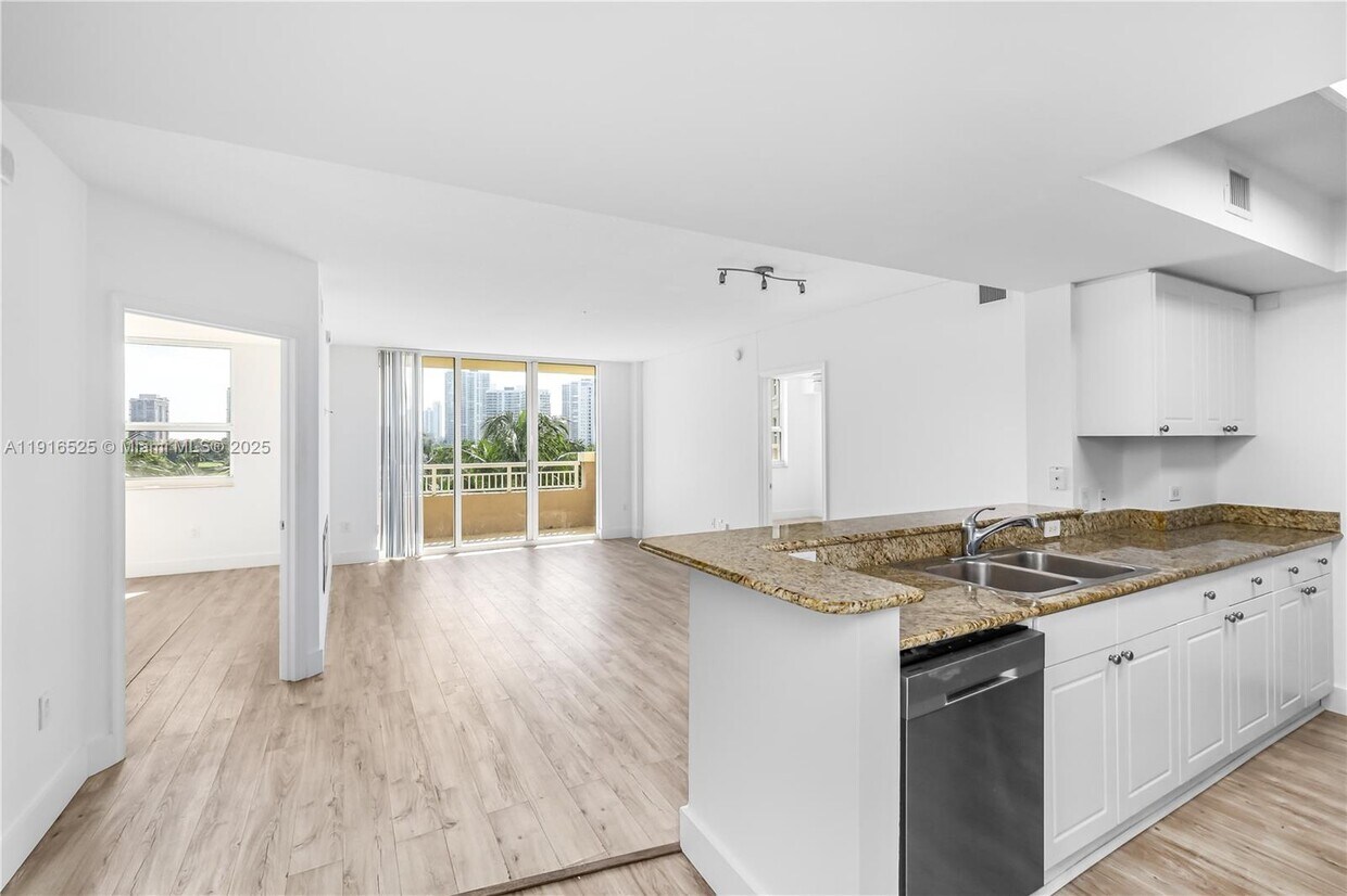 Foto principal - 19501 W Country Club Dr