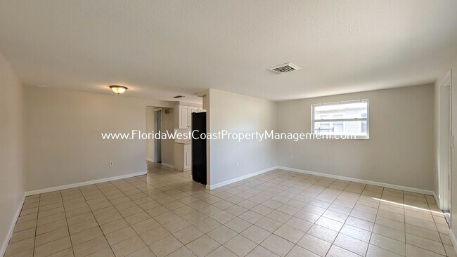 Foto del edificio - Cute 2 Bedroom/1 Bath Duplex Near Downtown Sarasota