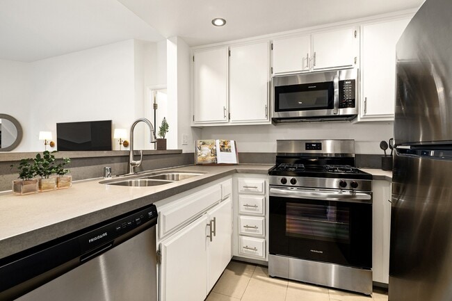 Building Photo - Cahuenga Heights