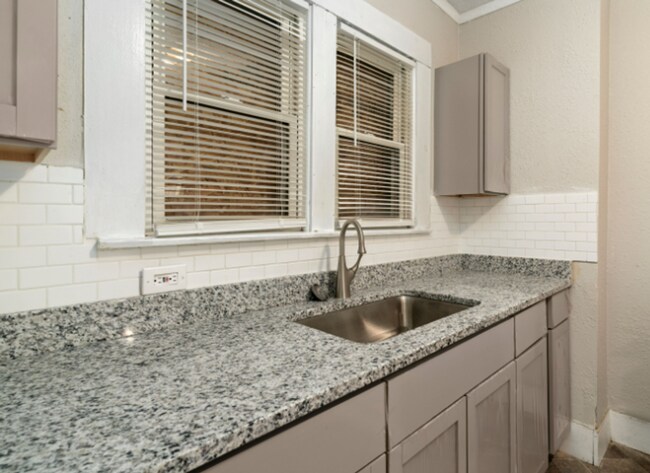 Building Photo - Three Bedroom Spacious Home!