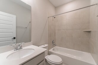 Building Photo - 2016 Woodland Park Ct