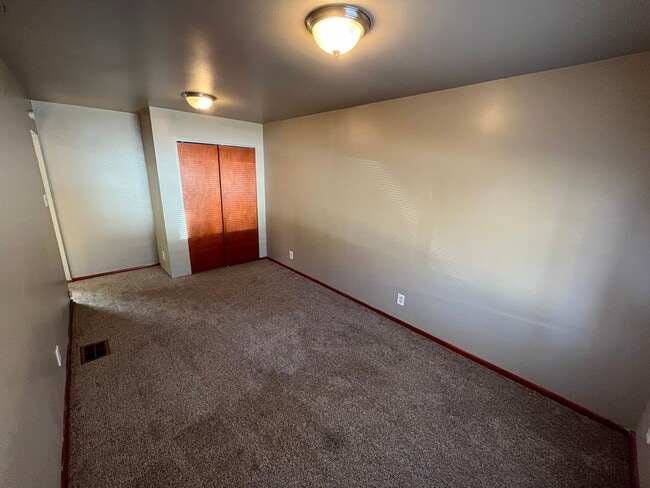 Building Photo - Spacious Three Bedroom One Bath Home Comin...