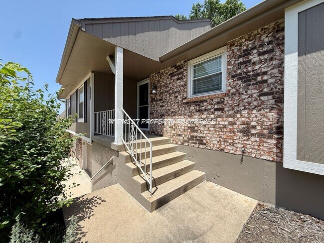 Foto del edificio - Spacious home with so many updates!  3 bedroom 2.5 baths in Blue Springs