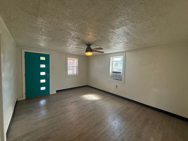 Foto del edificio - Attached one car garage! Pet Friendly!