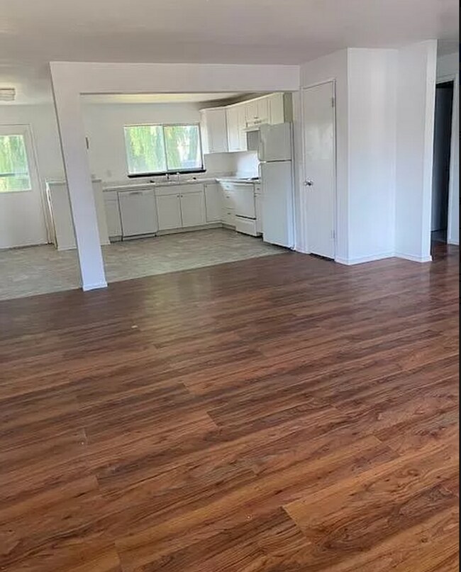 Building Photo - Updated 4 Bedroom 2 Bath PET FRIENDLY