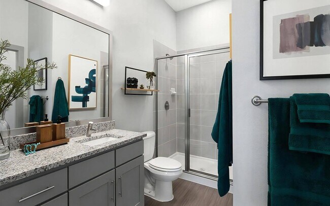Baño con ducha a ras de suelo, tocador de cuarzo y estante de pared - Rhythm