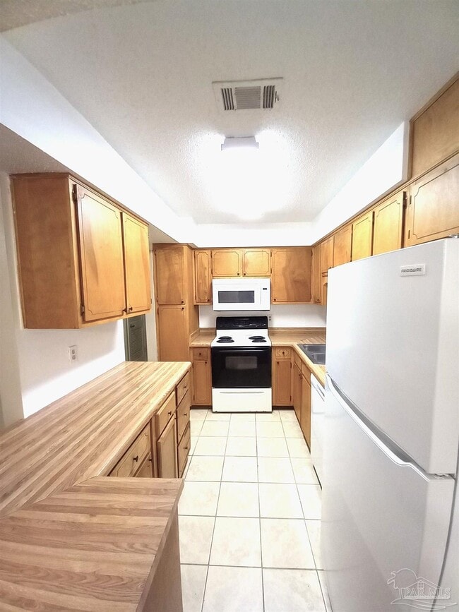 Building Photo - 533 Petros Cir
