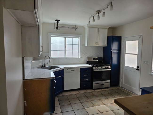 Building Photo - 509 S Catalina Ave