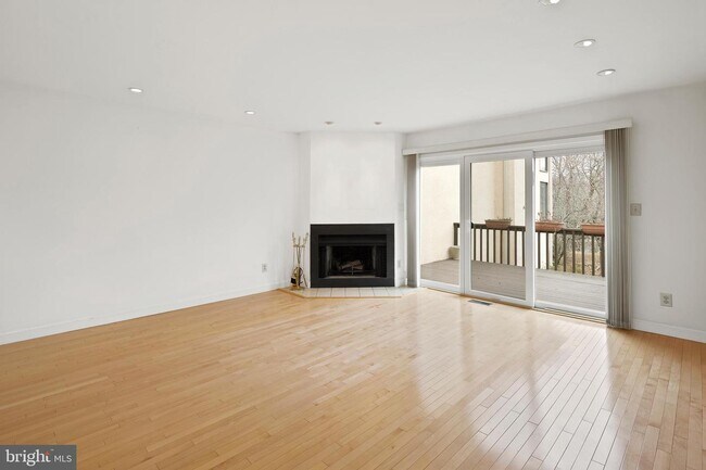 Building Photo - 459 Sayre Dr
