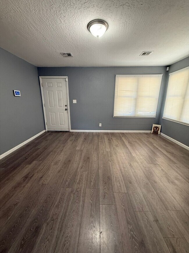 Building Photo - Charming 2-Bedroom Home in Prime Wichita L...