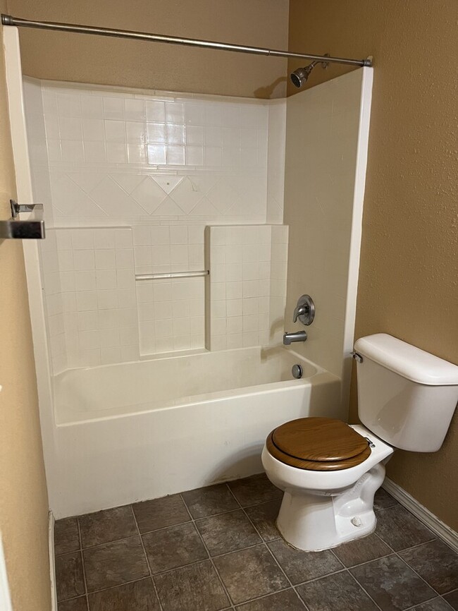 Building Photo - 402 Andrews Ct