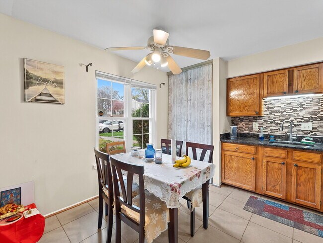 Building Photo - "Spacious 3-Bed Townhouse with 3.5 Baths i...