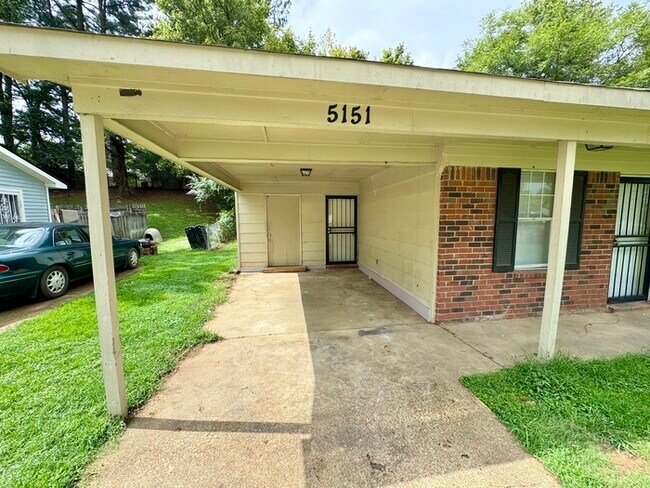 Foto del edificio - 5151 Corkwood Dr
