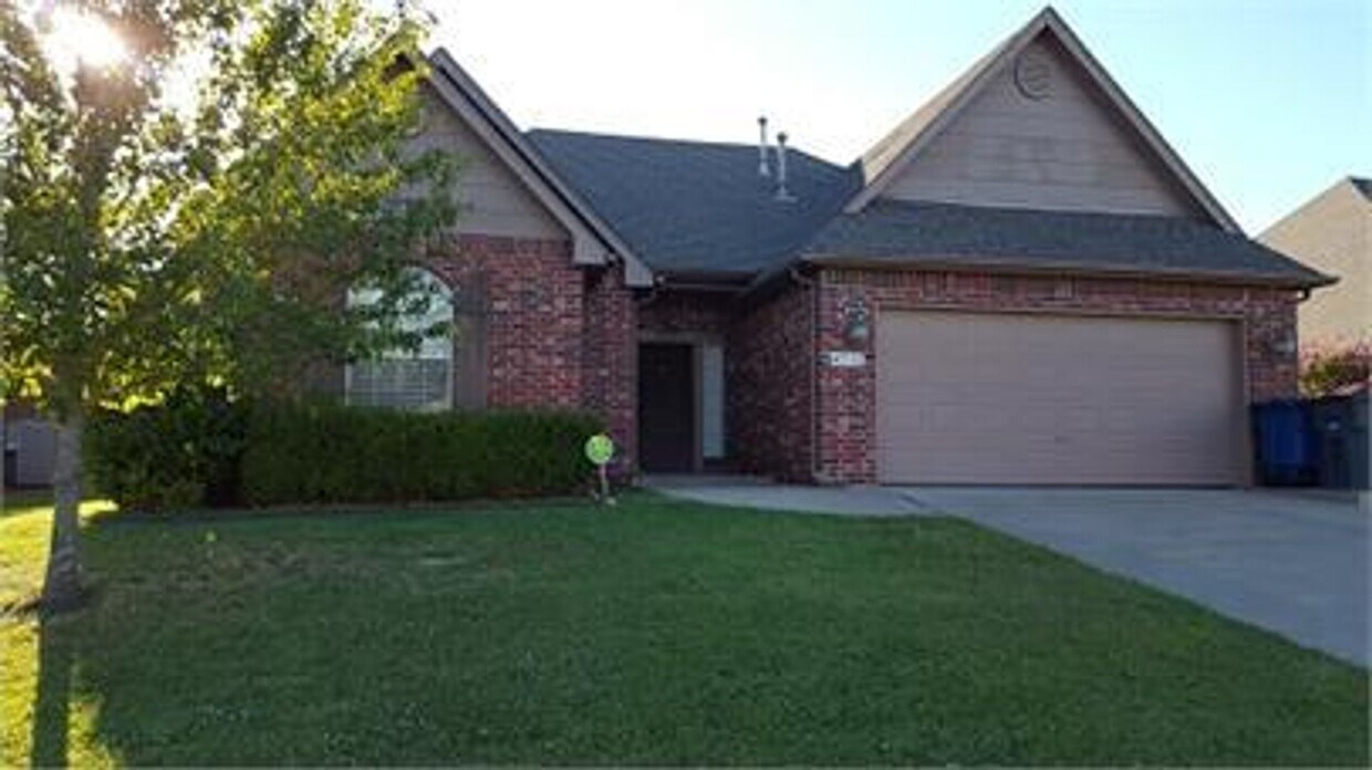 Foto principal - 3 Bed, 2 Bath Home - Great Tulsa Location ...