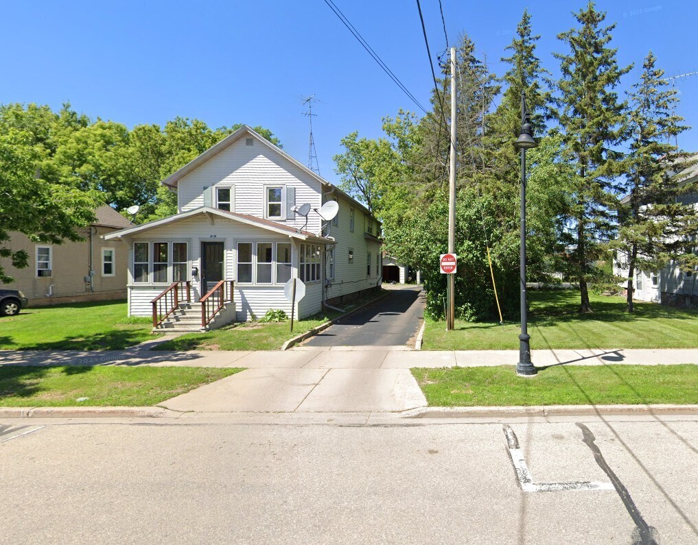 Primary Photo - 818 6th Ave