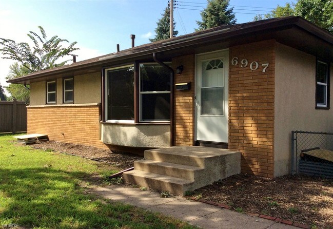 6907 W Palmer Lake Dr, Brooklyn Center, MN 55429 House