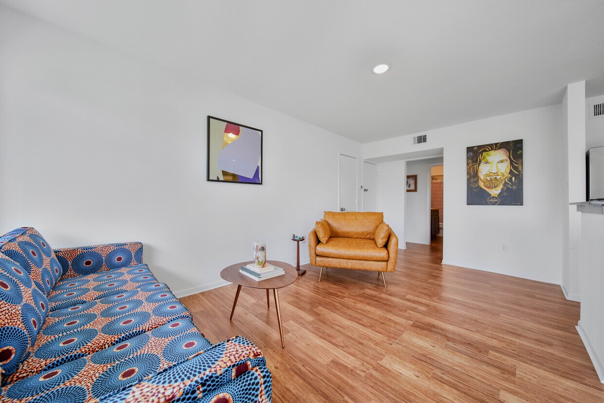 Beautiful, bright living room - 1408 Hughes St