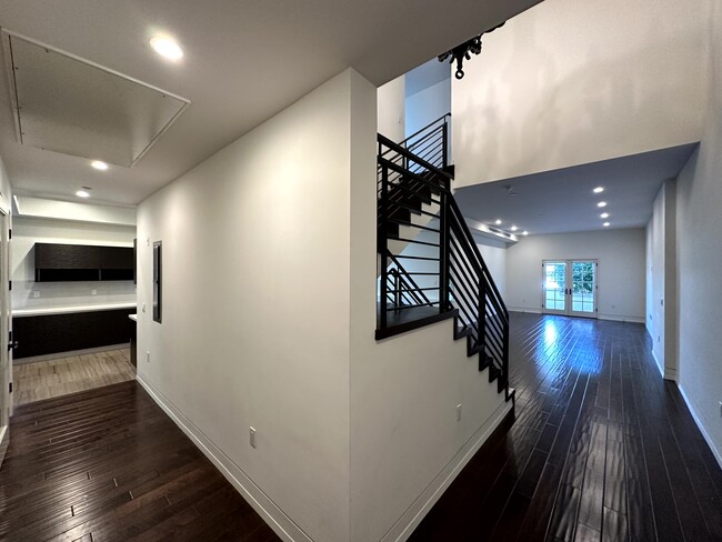 Building Photo - 225 S Hamilton Dr