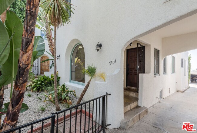 Foto del edificio - 7464 Hollywood Blvd